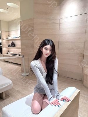 用手指抠她下面丝毫不抗拒