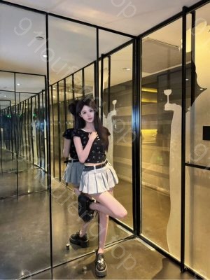 清纯嫩妹大奶长腿鱼儿